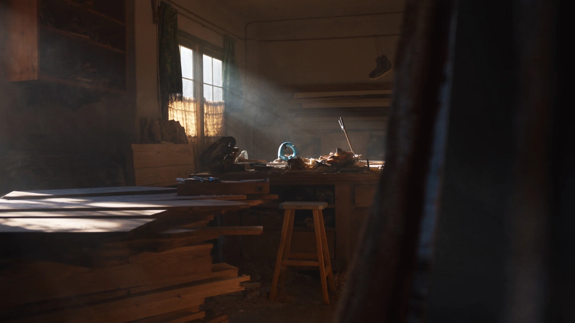 Werkplaats met gereedschap en hout in warm licht