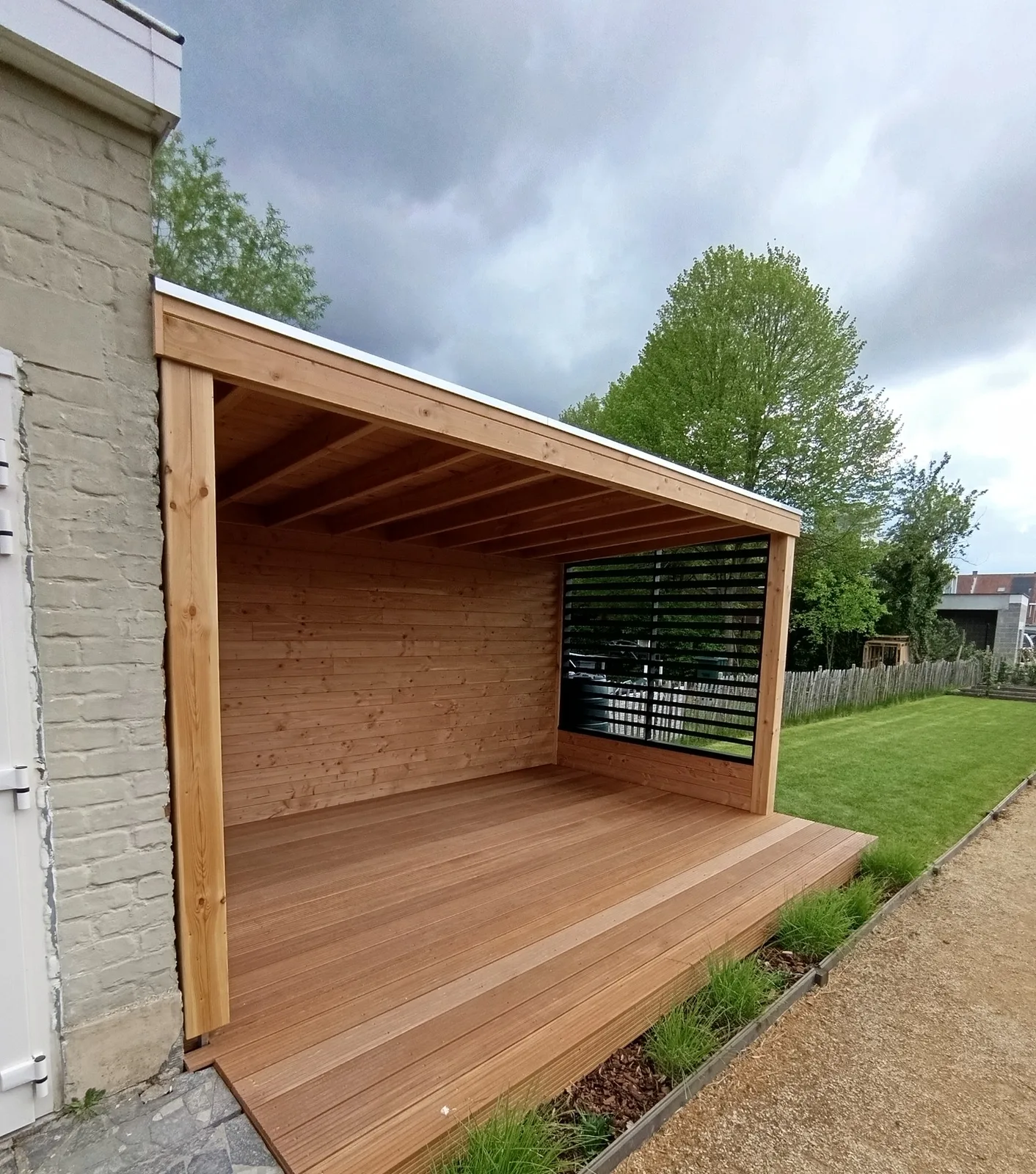 Terrasoverkapping met houten terras