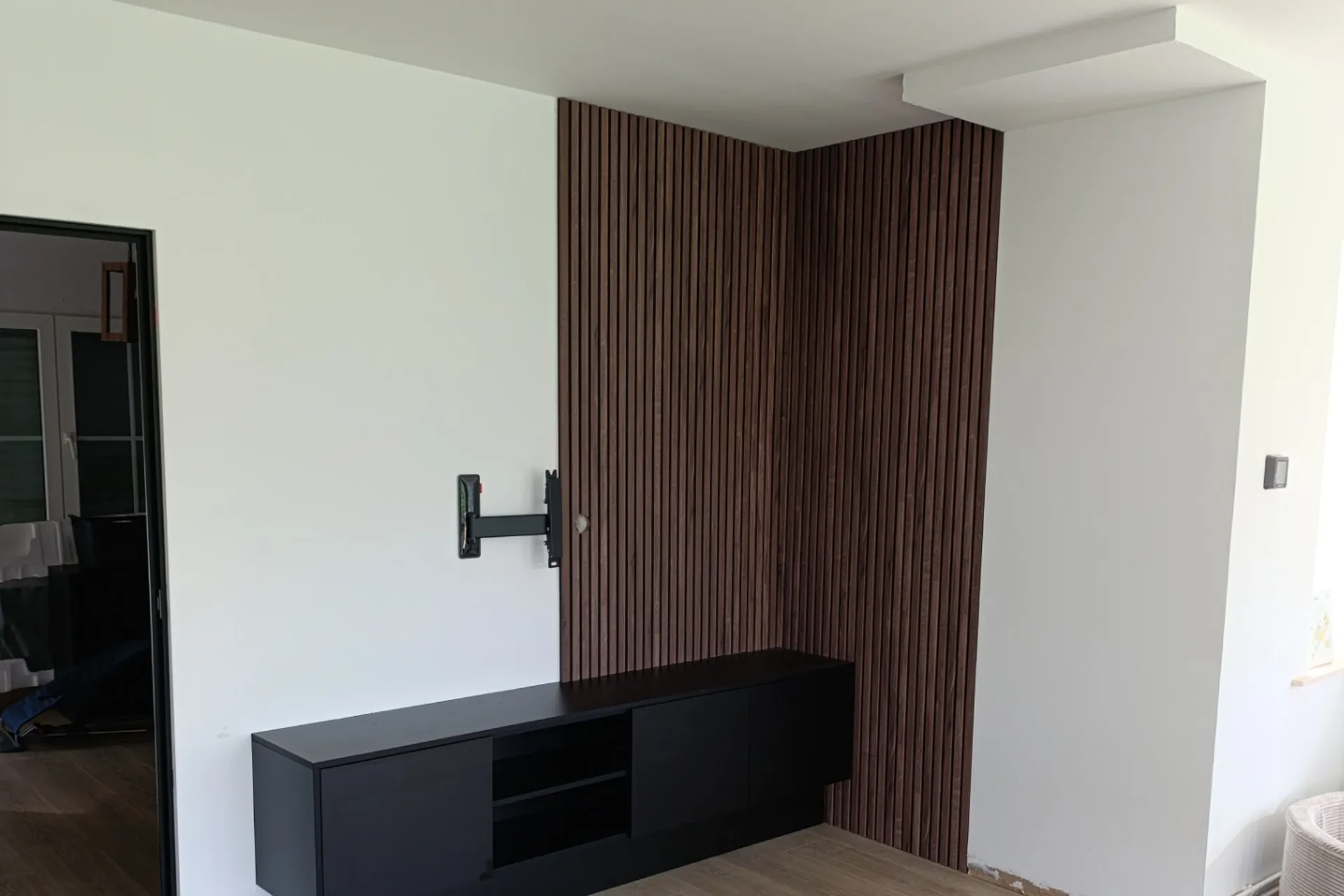 Wandbekleding met TV-kast in maatwerk